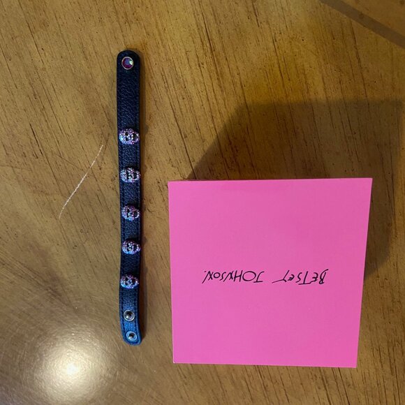 betsey johnson skull bracelet - Picture 2 of 5